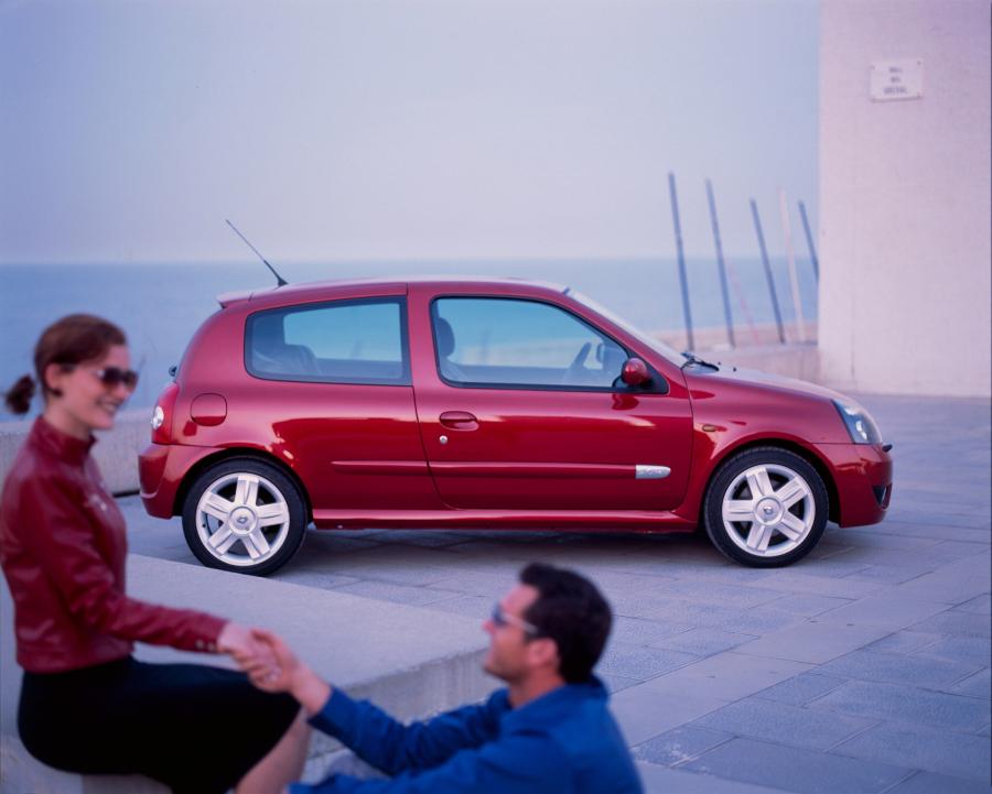  Renault Clio Sport 2002 года  (фото 29 из 76)